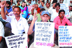 Activists of the CPI(ML) demonstrate against the alleged repression of protesters in Kashmir and demand release of the arrested leaders at Jantar Mantar in New Delhi on Thursday. 