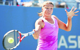 Russias Dinara Safina returns a shot to Italys Roberta Vinci at the US Open at Flushing Meadows in New York on Thursday.