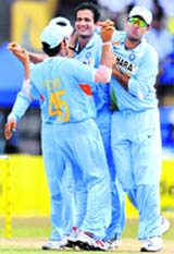 Irfan Pathan (C) being congratulated by Rohit Sharma (L) and Yuvraj Singh for the dismissal of Mahela Udawatte during the fifth and final one-day match