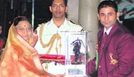 Hockey player Prabhjot Singh receives the Arjuna Award from President Pratibha Patil at Rashtrapati Bhawan in New Delhi 
