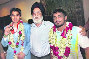 Union Sports Minister M.S. Gill (C) with boxer Vijender Kumar (L) and wrestler Sushil Kumar