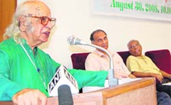 Professor Yashpal, chairman, UGC-AICTE Review Committe, addresses a meeting held at Guru Nanak Dev University in Amritsar