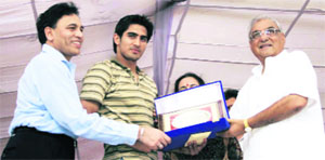 Beijing Olympics bronze medallist boxer Vijender Kumar receives a cheque of Rs 50 lakh and a memento from Chief Minister Bhupinder Singh Hooda at a function held at Bhiwani on Saturday.