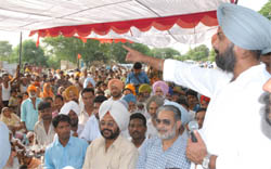 Raninder Singh, son of Captain Amarinder Singh, addressing uprooted dwellers of Dhobiana Basti in Bathinda on Sunday.