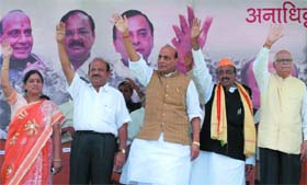 L.K. Advani, Rajnath Singh and other BJP leaders at the rally at Ramleela Ground in New Delhi