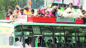 Seated on the roof of a bus, these kids are putting their life in danger.