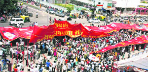 Devotees carry a 411- ft -long religious flag weighing 125 kg during a pilgrimage to Ambaji temple in Ahmedabad on Saturday.