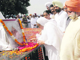 Mata Jaswant Kaur pays floral tributes at the 13th death anniversary of her husband, the former CM Beant Singh, at his samadhi in Chandigarh on Sunday.