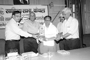 Kamlesh Bharti receives the Dheeraj Trikha award at Kaithal