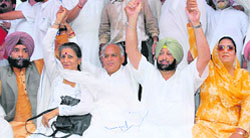 From left: Jagmeet Singh Brar, Ambika Soni, Mohinder Singh Kaypee, Capt Amarinder Singh and Rajinder Kaur Bhattal hold hands at a rally in Lambi village, Muktsar district