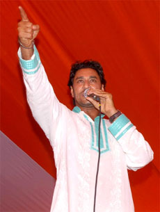 Noted Punjabi singer Habhajan Mann (below) performing at the function.