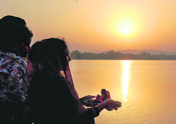 SUN N SHADE: A couple offers prayers on the concluding day of Hari Talika festival at the Sukhna Lake, Chandigarh, on Wednesday. The festival is mainly observed in UP and Bihar. 