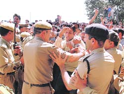 Policemen trying to stop protesting PTA teachers in front of the vidhan sabha 