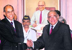 Newly appointed Reserve Bank of India Governor Duvvuri Subbarao (L) with outgoing Governor Y.V Reddy as he takes charge of matters at the RBI headquarters in Mumbai on Friday. The appointment of Subbarao, a one-time senior World Bank economist will be for three years but the term can be extended to five.