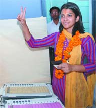 ABVP candidate Anupriya Yadav shows a victory sign after casting her vote in DUSU elections at Kirori Mal College in New Delhi on Friday. Tribune photos: Manas Ranjan Bhui
