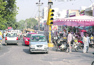 One side of the road from Old DMC Hospital to Dandi Swami Chowk remained blocked for the entire day causing obstruction to vehicular traffic in Ludhiana 