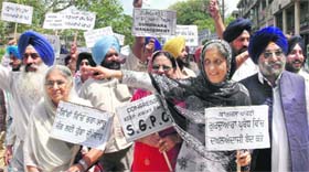 Members of the SAD (Chandigarh unit) protest against the Haryana government at Sector 17, Chandigarh