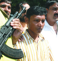 The Delhi police arrested Vishwajeet, alias Ranjeet, who used to supply arms in New Delhi on Saturday. Twelve English pistols were recovered from him. 