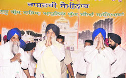 Chief Minister Parkash Singh Badal flanked by (left) Jathedar, Akal Takht, Giani Gurbachan Singh and (right) SGPC president Avtar Singh at a national seminar on Sri Guru Granth Sahib