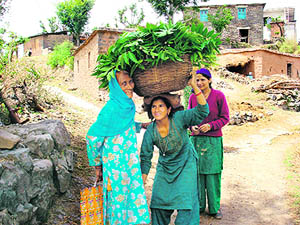 Reena Thankur, whose son was delivered by Shanti, touches her feet to seek her blessings