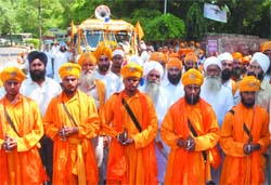 The Sikh jagriti yatra reached New Delhi on Sunday. The yatra started from Fatehgarh Sahib in Punjab and will march till Takth Shri Hazoor Sahib in Maharastra. 