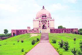 A view of the tomb of Khawaja Khizar, a local saint and celebrity, built between 1517 and 1526 in Sonepat with rare red sandstone