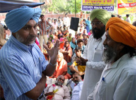 ADC Upjeet Singh Brar (left) having a dialogue with protesters who were uprooted from Dhobiana Basti during a demolition drive launched by PUDA.