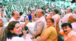Delhi unit BJP president Harsh Vardhan with senior party leader Vijay Kumar Malhotra and party members during a protest against the Delhi government outside the Vidhan Sabha