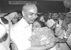 Commissioner, Patiala division, S.K. Ahluwalia welcomes Boogie Woogie champ Esha Dang in Patiala