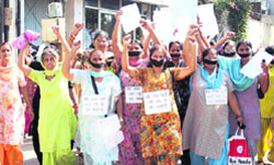 Aanganwari workers protest during Chief Ministers visit to Ludhiana