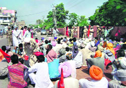 Activists of labourer organisations on dharna outside district administrative complex in Sangrur