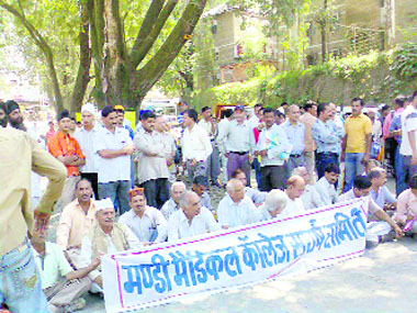 Activists of the Mandi Medical College Sangharsh Samiti block traffic on the NH-21 near the bus stand in Mandi on Friday.