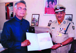 Vikram Srivastava, DG, ITBP, hands over a cheque to union home minister Shivraj Patil for the Bihar flood victims in New Delhi on Saturday. 