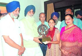 Chief Minister Parkash Singh Badal presents under-15 champion of the Boogie-woogie show Isha Dang with a memento after a sangat darshan programme in Patiala