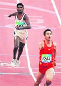 Markanda Reddy (L) of India trails behind Qiu Jianfeng (R) of China during their heat of the mens 100 metre T46 classification event at the 2008 Beijing Paralympic Games in Beijing on Sunday.  AFP