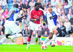 Arsenals Togo forward Emmanuel Adebayor (L) vies with Blackburn Rovers English defender Danny Simpson during the Premier league football match on Saturday.