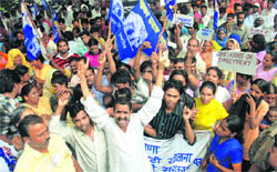 Activists of the BSP stage a dharna against the MC drive to remove roadside vendors in Chandigarh