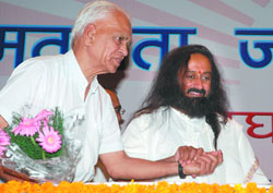 Ravi Shankar, founder, Art of Living Foundation, welcomes Gandhian S.N. Subha Rao during the voter awareness drive, organised by the Akhil Bharatiya Jan Chetna Manch at Mavlankar Hall in New Delhi 