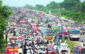 Left party supporters walk along the highway to reach a rally in support of the Tata car project at Singur, some 40 km north of Kolkata