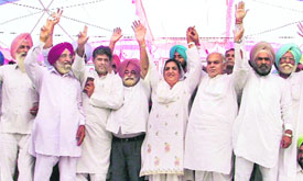 Congress leaders pose in unison