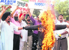 Activists of the Anti-Terrorist Front Punjab burn an effigy of the ISI in protest against the Delhi blasts in Amritsar on Monday.