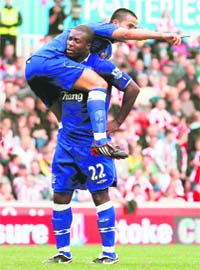 Evertons Ayegbeni Yakubu (R) celebrates his goal against Stoke City with teammate Tim Cahill in central England