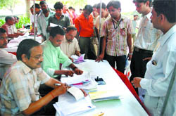 People queue up to submit DDA forms on Tuesday, the last day for submission of forms, at Vikas Sadan in New Delhi.