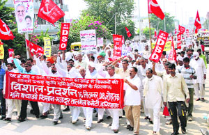 Activists of the Bhoomi Bachao Kisan-Mazdoor Talmel Committee hold a demonstration against the forcible acquisition of farmers land for SEZs in Rohtak on Tuesday.
