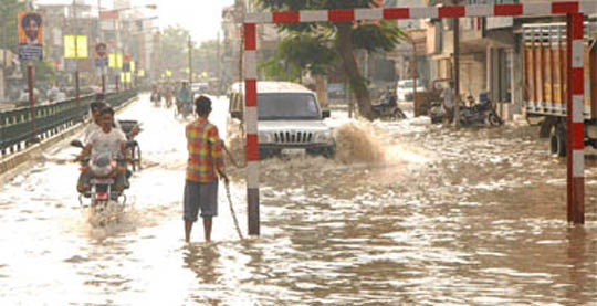 A heavy downpour on Wednesday afternoon in Bathinda inundated city roads, including the Mall Road