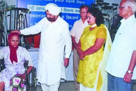 Sant Rajinder Singh of Sawan Kirpal Ruhani Mission at a cataract operation camp in New Delhi