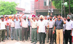 PSEB Workers Federation president Swarn Singh addresses a rally at Model Town in Ludhiana