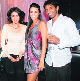 Casual, catchy, cool: Gul Panag (L), Neha Dhupia (C) and Squash player Ritwik Bhattacharya pose for a perfect picture 