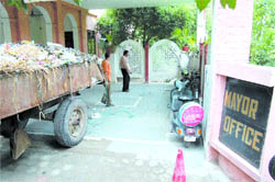 The protesting safai karamcharis parked a vehicle full of garbage right outside the mayors office.