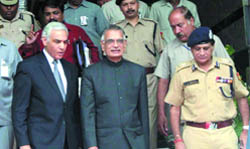 Union home minister Shivraj Patil with Delhi police commissioner Y.S. Dadwal and Lt-Governor Tejendra Khanna at the Delhi police headquarters in New Delhi 